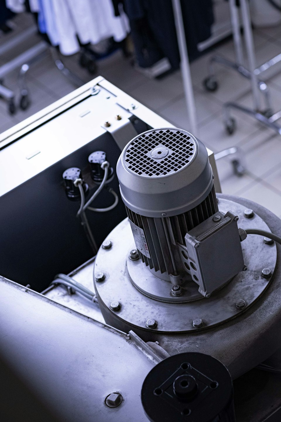 Industriële elektromotor vastgeschroefd aan een grijze metalen constructie.