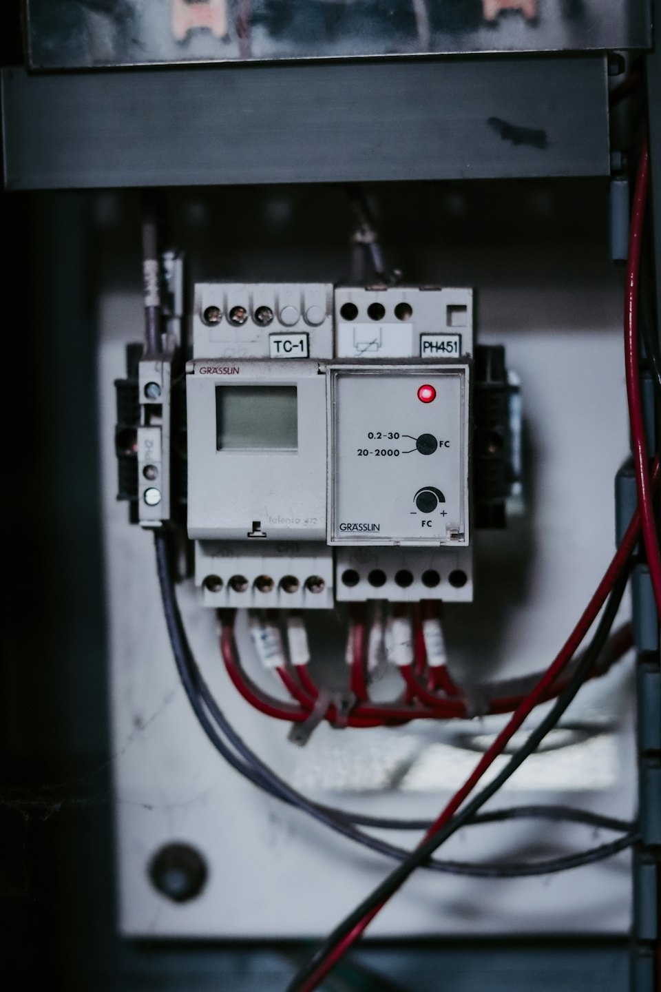 Elektrisch bedieningspaneel met modules en bedrading.